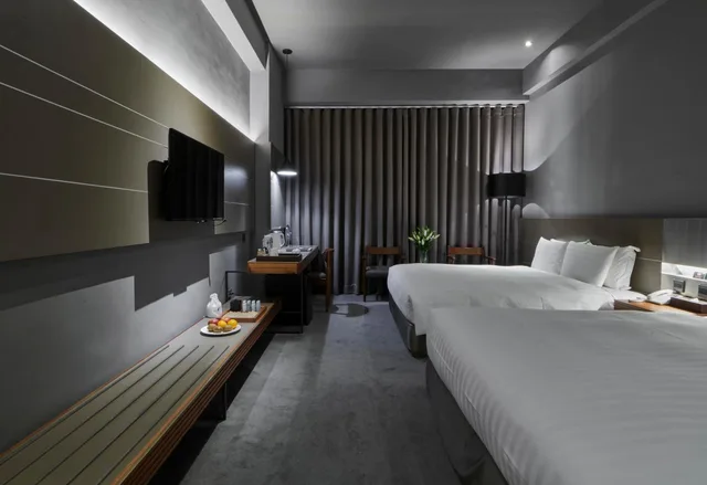 غرفة بريميير رباعية بسريرين كوين، Orient Luxury Hotel 1/2