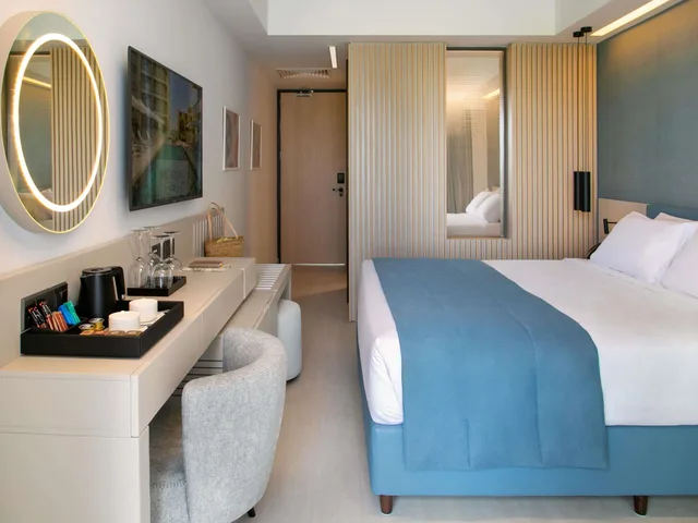 غرفة بسرير مزدوج بشرفة، Mercure Larnaca Beach Resort 5/8