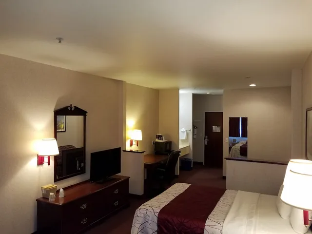 Portland Suites Airport East، غريشام 23/25
