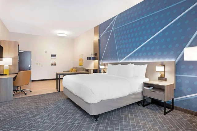 غرفة بسرير كينج مع أريكة، Comfort Inn & Suites Mountain Grove US-60 1/6