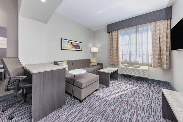 غرفة تنفيذية بسرير كينج، La Quinta Inn & Suites by Wyndham Allen at The Village 6/9