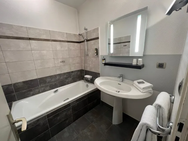 غرفة ثلاثية، HOTEL SAINT-ROMAIN 2/2