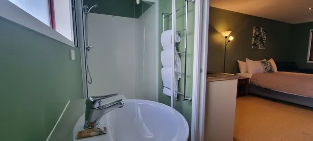 استوديو بسرير كوين وسرير فردي مع أريكة، Canoe Safaris Lodge 5/5