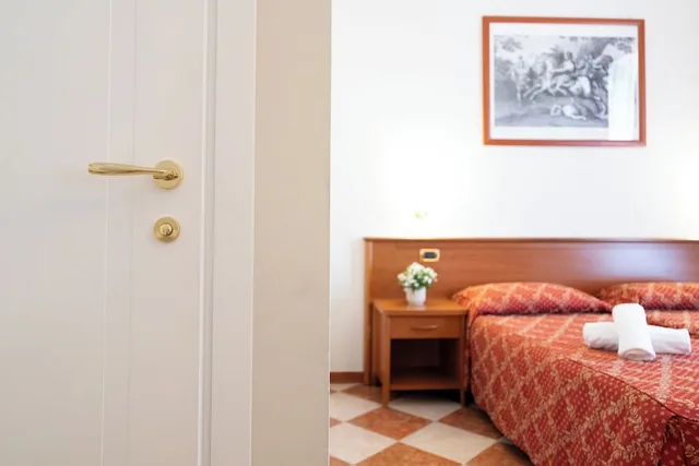 Room, Double Bed, Hotel Romantica 9/10