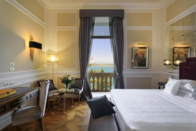 غرفة ديلوكس بسرير كينج، Grand Hotel Des Etrangers 2/3