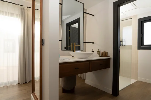 جناح جونيور، THE SUITES AT SAN ROQUE CLUB 1/3