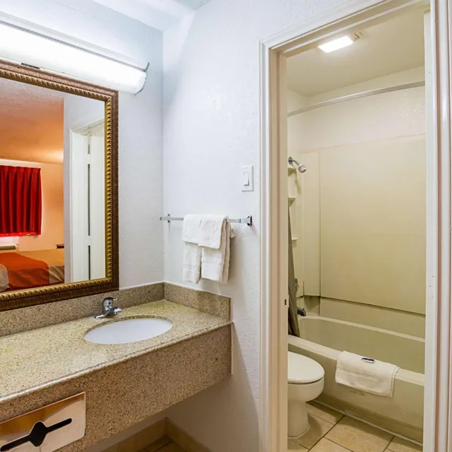 2 Queen Beds - Non-Smoking, Micfridge، Motel6 Red Oak, TX - Dallas 8/10