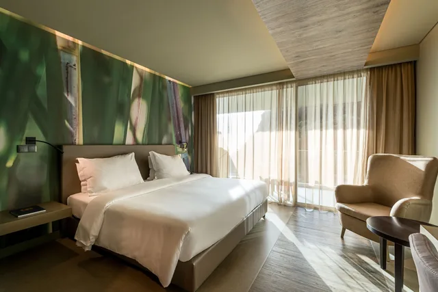 Room, King Bed, Lateral Side Ocean View، Saccharum Resort by Savoy Signature 2/2