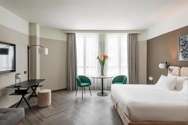 جناح جونيور، Hotel Tocq 2/5