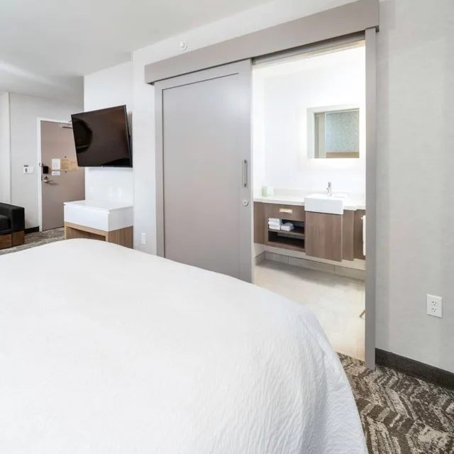 جناح بسرير كينج مع سرير سحّاب إضافي مع أريكة لذوي الإعاقة، SpringHill Suites by Marriott Island Park Yellowstone 2/5