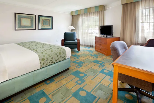 غرفة بسرير كينج لذوي الإعاقة، La Quinta Inn by Wyndham Austin Oltorf 2/4
