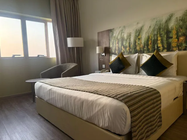 جناح ديلوكس كبير بسرير كينج بإطلالة على المدينة بغرفة نوم واحدة، Royal View Hotel 2/6