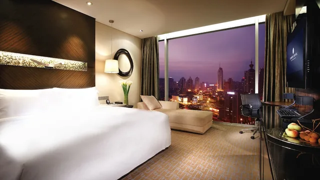 غرفة كلاسيكية بسرير كينج بإطلالة على المدينة مع دخول صالة النادي، INTERCONTINENTAL QINGDAO 3/6