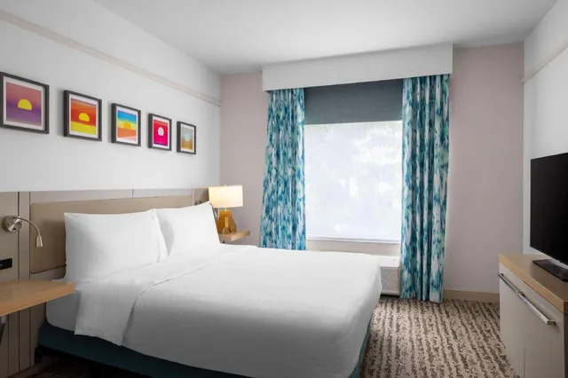 جناح ديلوكس بسرير كينج بغرفة نوم واحدة مع أريكة لذوي الإعاقة، Hilton Garden Inn West Palm Beach Airport 1/6