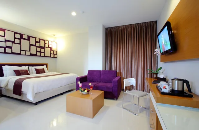 غرفة بسرير كينج بإطلالة على المسبح، Lombok Plaza Hotel Convention 2/6