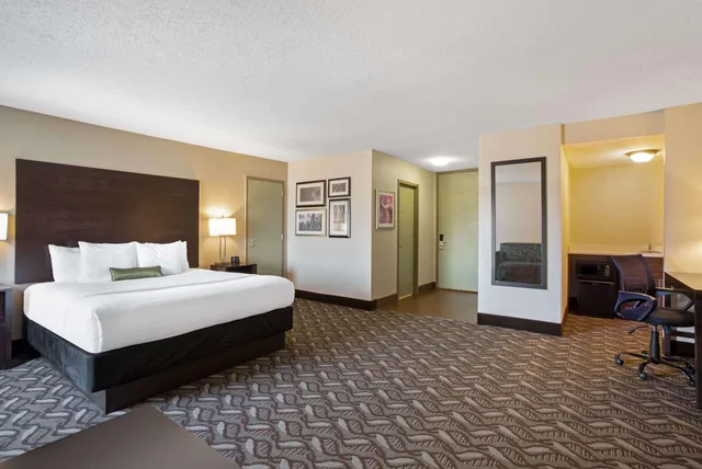 جناح ديلوكس بإطلالة على المدينة، La Quinta Inn & Suites by Wyndham Springfield MA 2/2