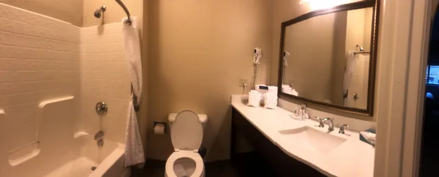 جناح بسرير كينج بشرفة بغرفة نوم واحدة، Comfort Inn & Suites Ukiah Mendocino County 3/4