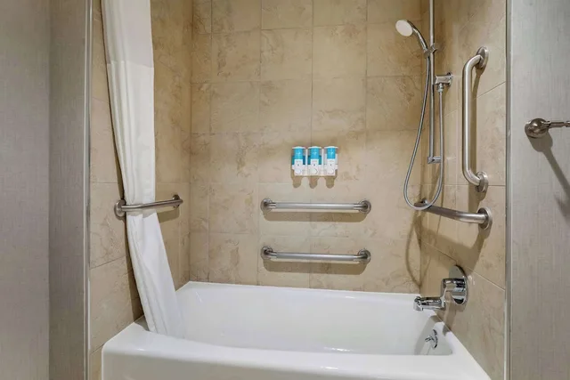غرفة بسريرين كوين بحوض استحمام في طابق مرتفع لذوي الإعاقة، Drury Inn and Suites Champaign 6/6