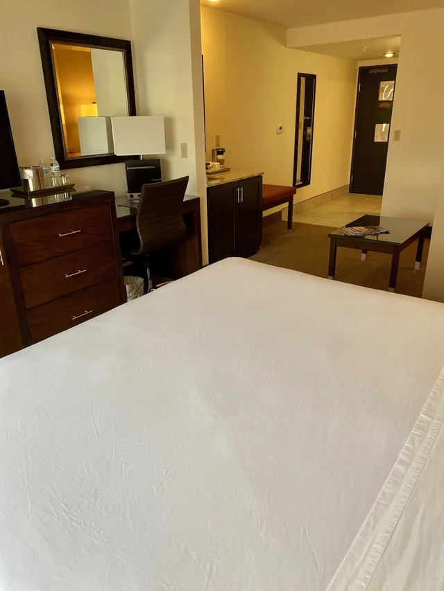 غرفة بسرير كينج لذوي الإعاقة، Radisson Hotel Colorado Springs Airport 1/3