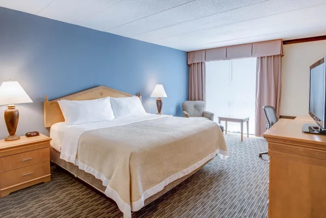 غرفة سوبيريور بسرير كينج، Days Hotel by Wyndham Toms River Jersey Shore 2/4