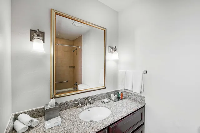 جناح بسرير كينج بإطلالة على المسبح، Hilton Waco 3/3