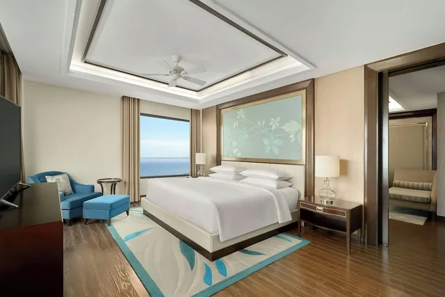 جناح جونيور بسرير كينج بإطلالة على البحر بشرفة، Renaissance Hoi An Resort & Spa 2/2