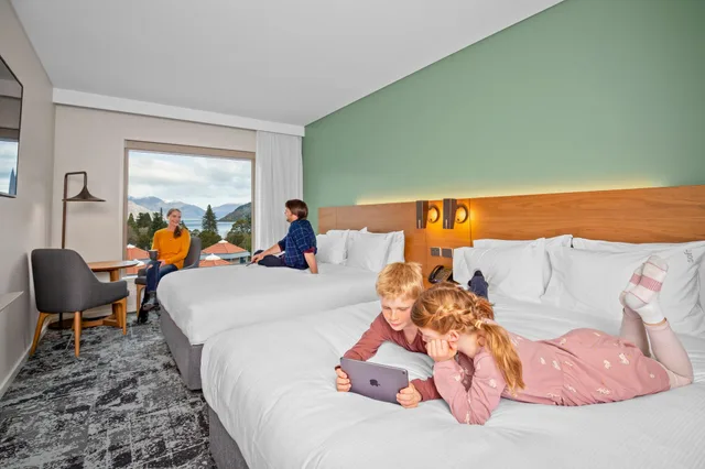 غرفة بسريرين كوين، Holiday Inn Express And Suites Queenstown 2/10
