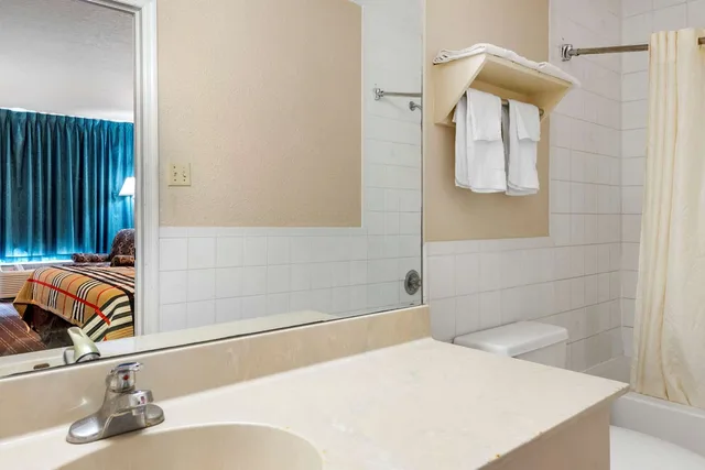غرفة بسرير كينج، Rodeway Inn New Port Richey 3/3