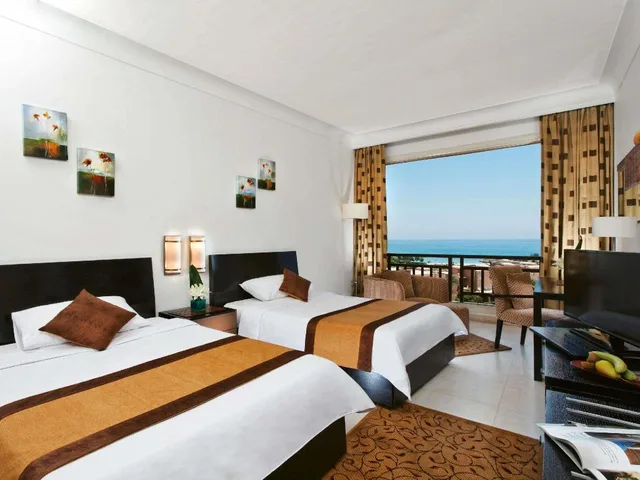 غرفة بريميوم بسريرين مزدوجين بإطلالة على البحر، Movenpick Resort El Sokhna 3/8