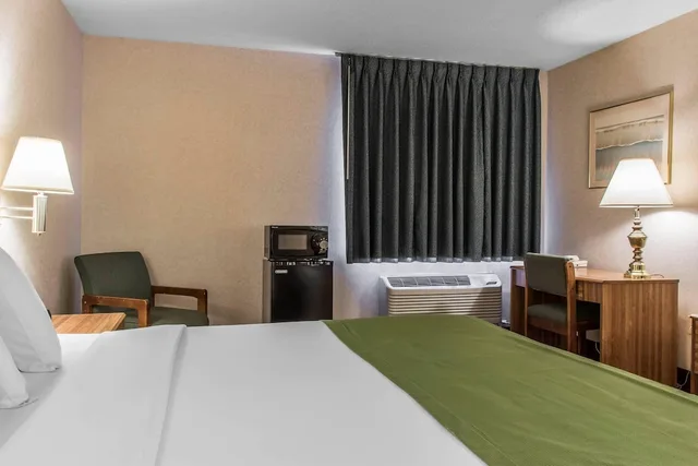 غرفة بسرير كينج لذوي الإعاقة، Quality Inn Wilkes-Barre near Arena 1/3