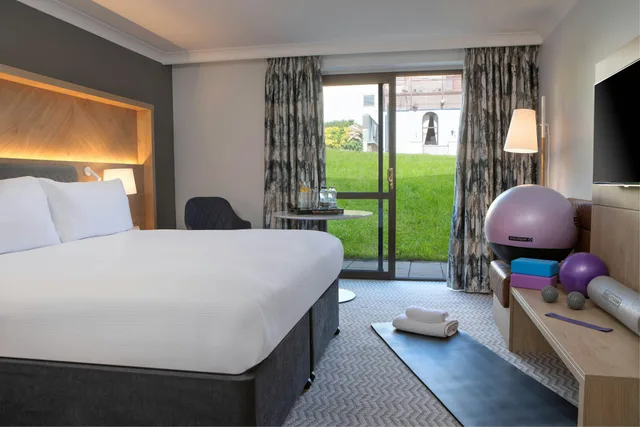 Wellness, King Bed, Patio، Hilton Cobham 2/3