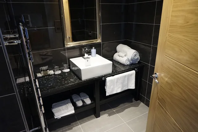 Deluxe, King Bed, Halvard Hotel 4/5