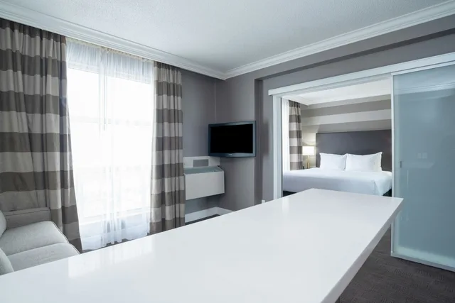 جناح بسرير كينج مع أريكة بمطبخ، Sandman Signature Mississauga Hotel 4/9