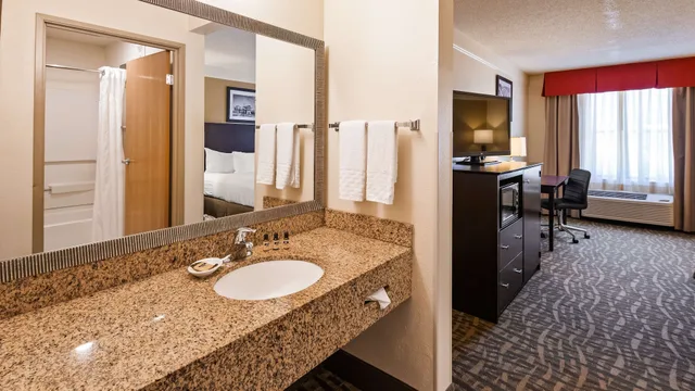 غرفة قياسية بسرير كينج، Best Western Plus Peoria 5/7
