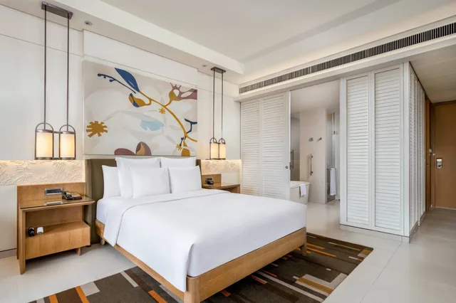 غرفة ديلوكس بسرير كينج بشرفة، Renaissance Sanya Resort and Spa 2/7