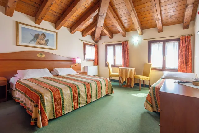 Family, 1 Single and 2 Double Beds، Antico Moro 2/5