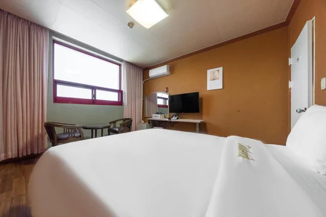 Mountain, Queen Bed، Delta Hotel 3/10