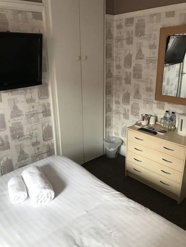 غرفة متصلة رباعية بثلاثة أسرّة، Queens Plaza Hotel 2/4