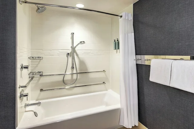 جناح بسرير كينج بغرفة نوم واحدة مع أريكة، Residence Inn Bath Brunswick Area 7/9
