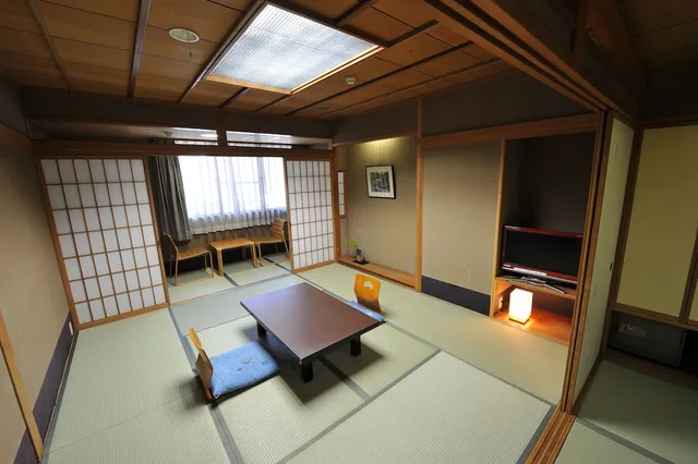 غرفة يابانية بفرشتي فوتون بحمام خاص، Watazen Ryokan 1/3