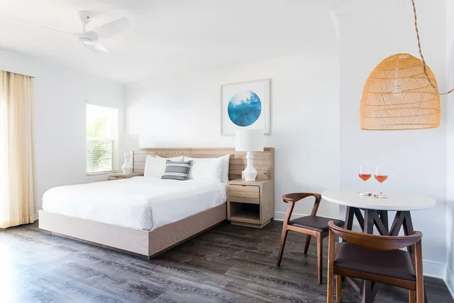 Guest Room, King Bed, Water Front، Parrot Key Hotel & Villas 3/11