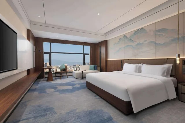 غرفة ديلوكس بسرير كينج بإطلالة على الجبل مع أريكة، Wyndham Qujing Luliang 1/1