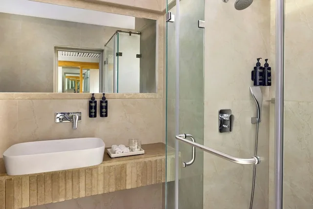 غرفة بريميوم بسرير كينج بإطلالة على المدينة، Hotel Midtown Pritam 2/2