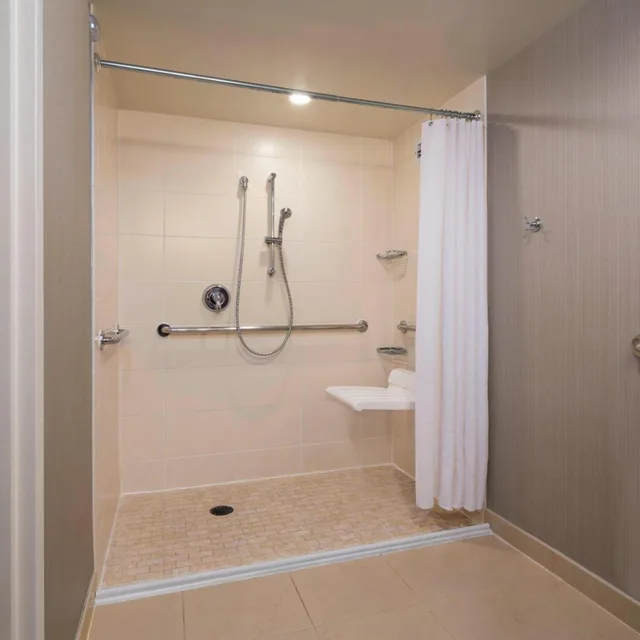 غرفة بسرير كينج بحوض استحمام لذوي الإعاقة، Falls Church Marriott Fairview Park 10/10