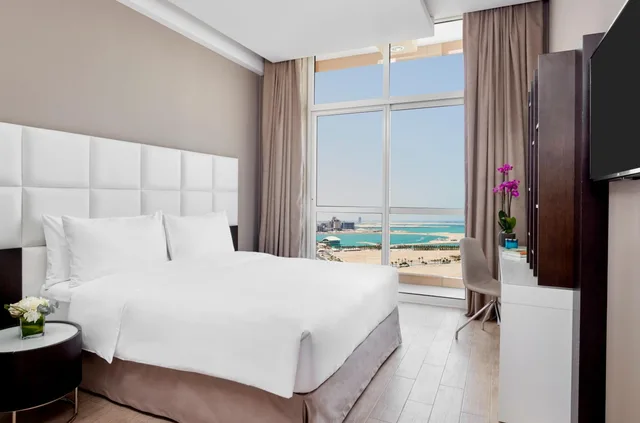 جناح بسرير كينج بإطلالة على البحر بغرفة نوم واحدة يُسمح فيها بالحيوانات الأليفة، Staybridge Suites Doha Lusail 3/10
