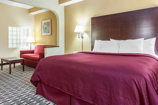 جناح بسرير كينج مع أريكة، Clarion Inn & Suites Indianapolis Northwest 1/4