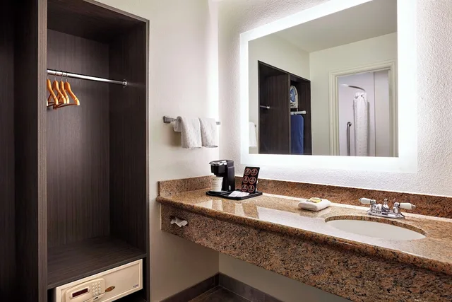 غرفة قياسية كبيرة بسرير كينج بحوض جاكوزي، Best Western Plus Meridian Inn & Suites, Anaheim-Orange 3/3