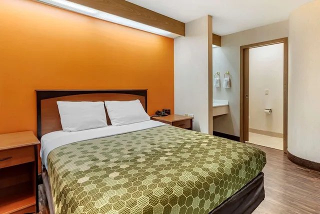 غرفة قياسية بسرير كوين، Econo Lodge North Academy 4/6