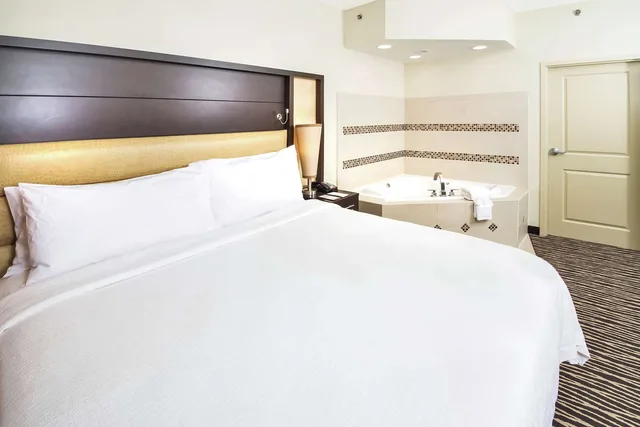 جناح بسرير كينج بجاكوزي، Embassy Suites by Hilton Fayetteville Fort Bragg 1/3