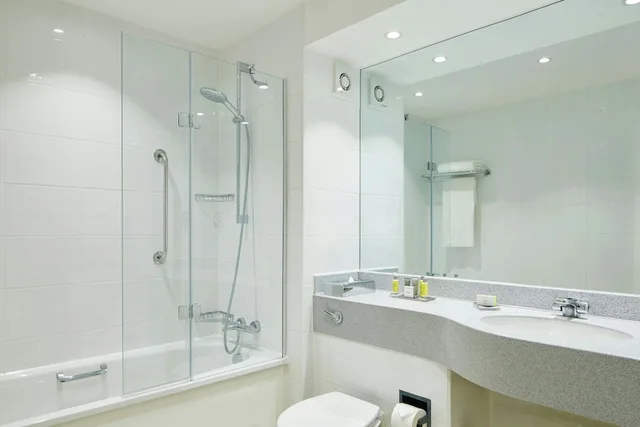 Deluxe, King Bed, Sofa, Delta Hotels by Marriott Manchester Airport 5/8